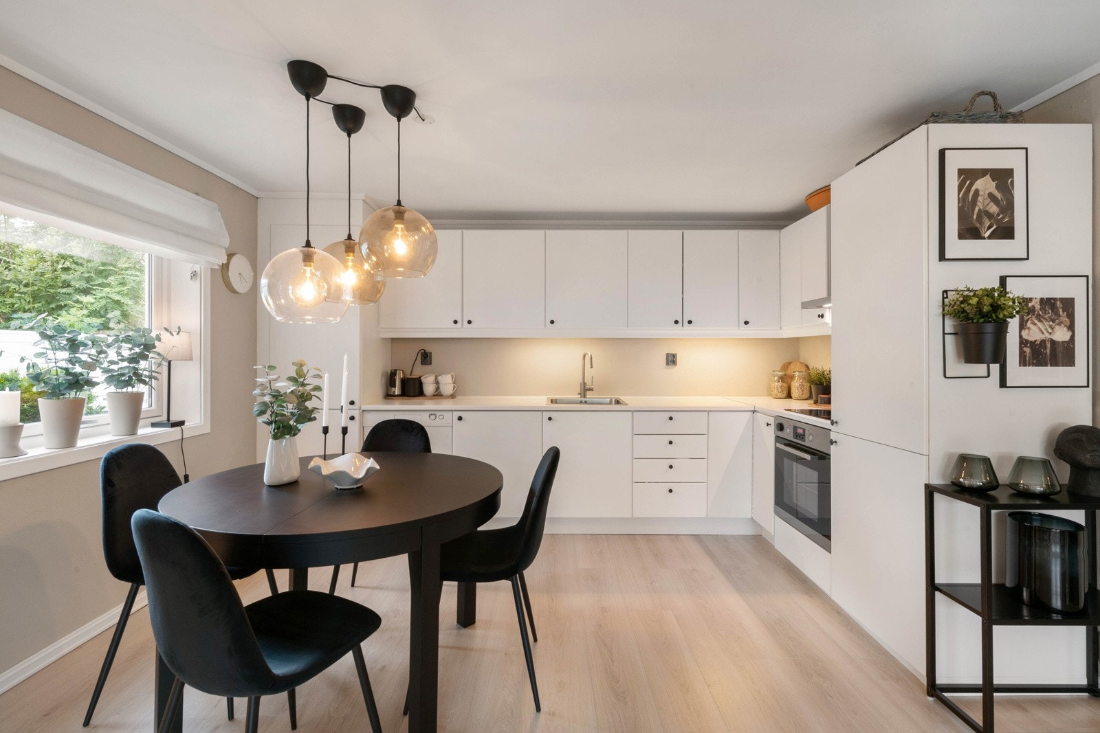 Innredningen på kjøkkenet har rikelig med skap- og benkeplass Galleribilde