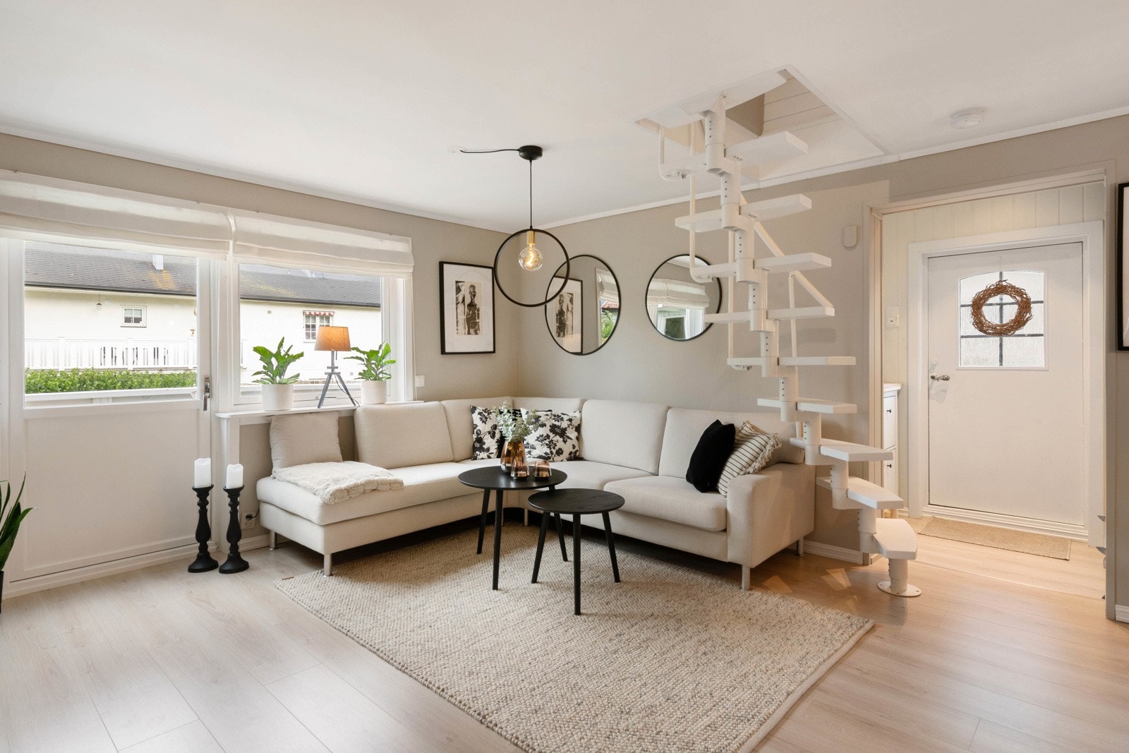 Overflatene i stue og kjøkken er malt i tidsriktige farger, og rommene oppleves romslig og luftige Galleribilde