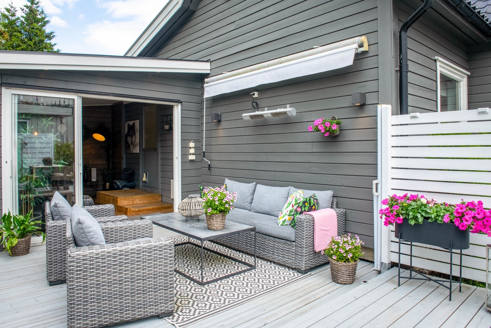 Eneboligen har flere fine solrike uteplasser. En herlig markterrasse på 36 kvm, som var ny i 2019, har god plass til utemøbler og grill. Direkte adkomst til vinterhagen Galleribilde