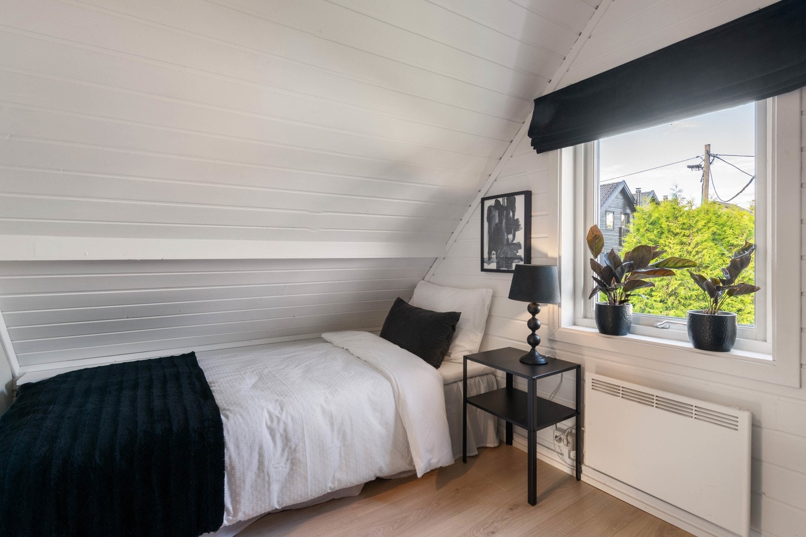 Overflatene er malt i smakfulle farger Galleribilde