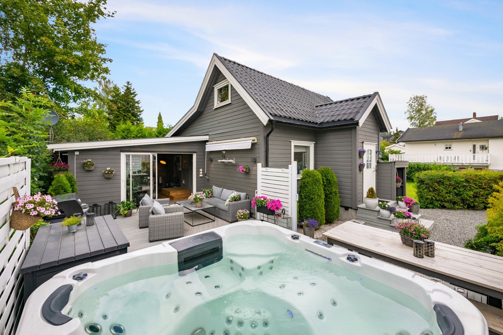 På markterrassen har selger jacuzzi. Den kan etter nærmere avtale medfølge handelen Galleribilde