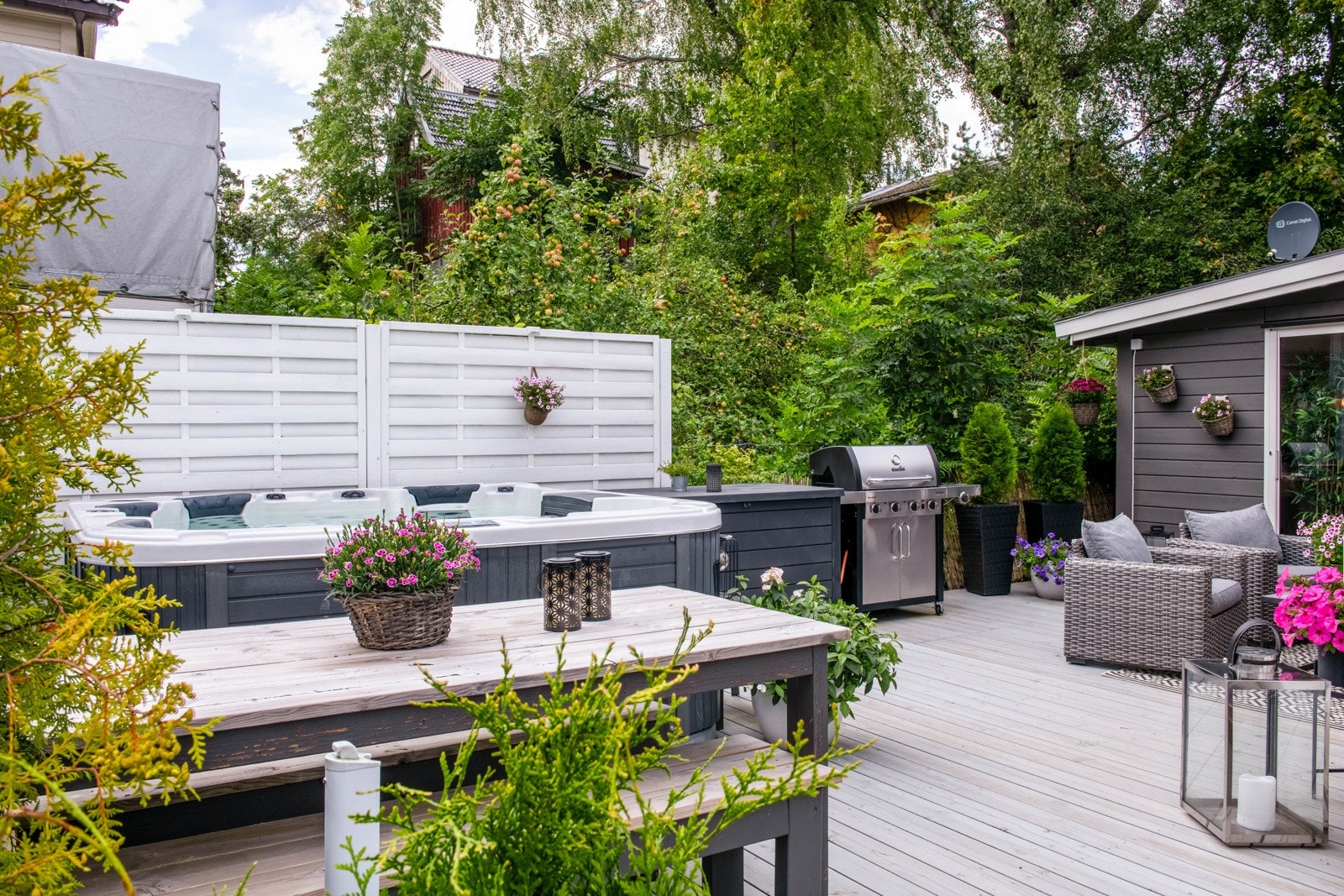 Uteområdene er pent opparbeidet med levegger og beplantning Galleribilde