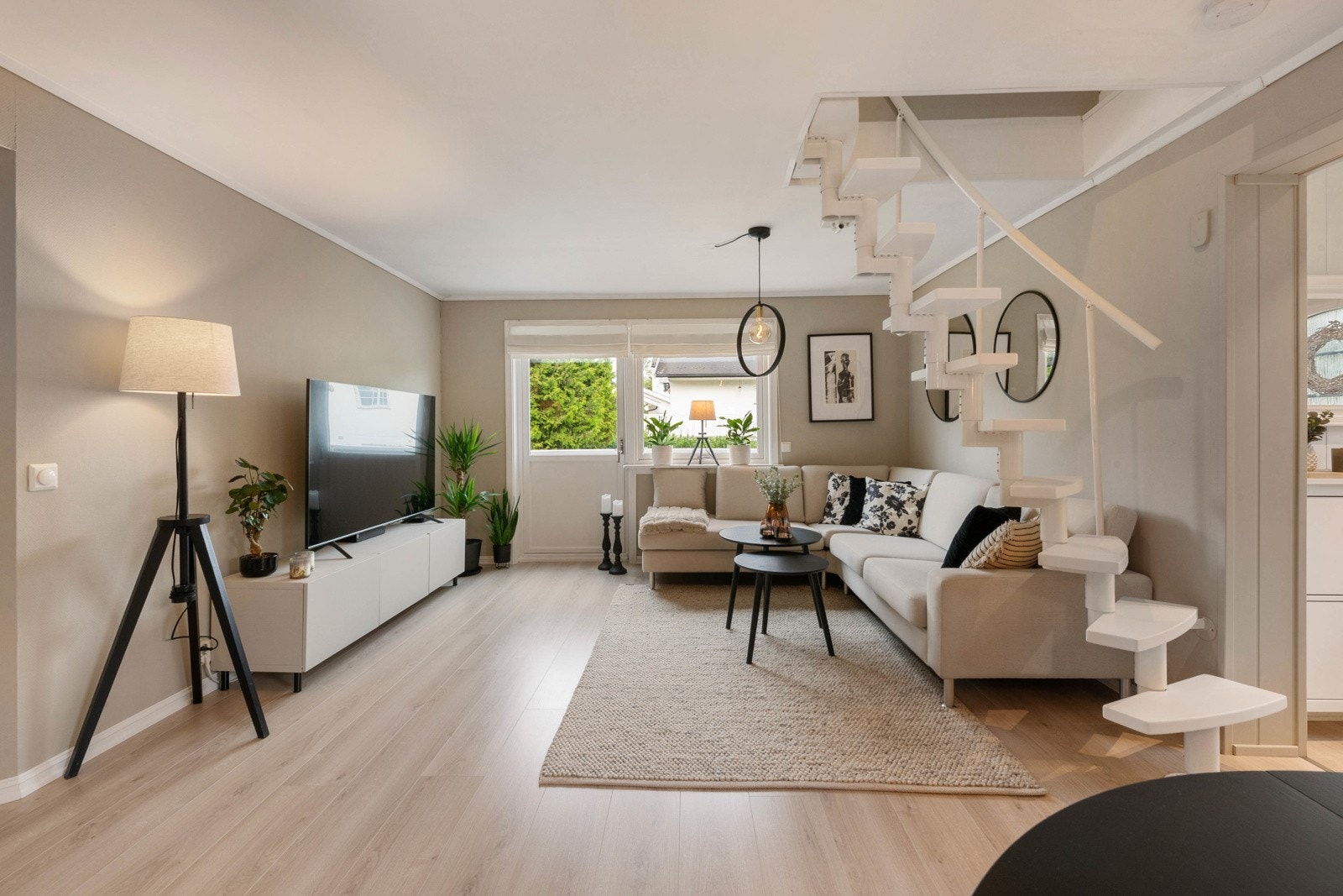 Det er god plass til sofa og tilhørende Tv-møbler. Utgang fra stue til balkong og hage Galleribilde