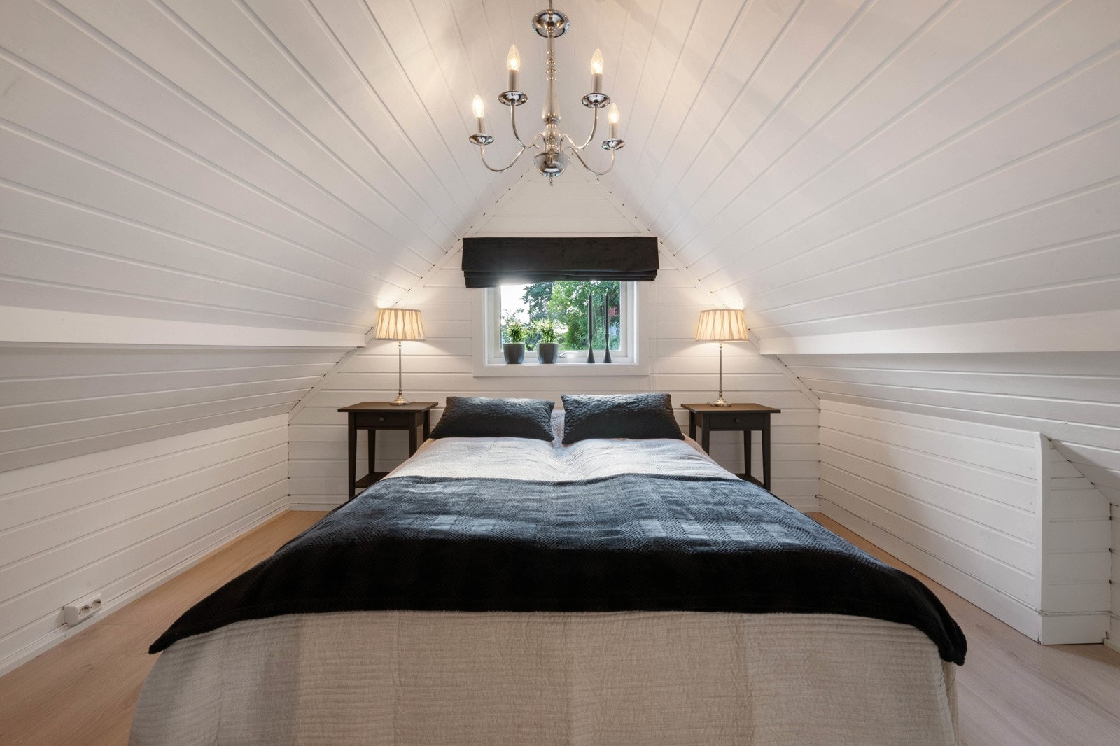 Loftsetasjen er innredet med to soverom. Her er det på byggetegninger oppgitt som loftsareal, og selger har sendt inn søknad om bruksendring Galleribilde