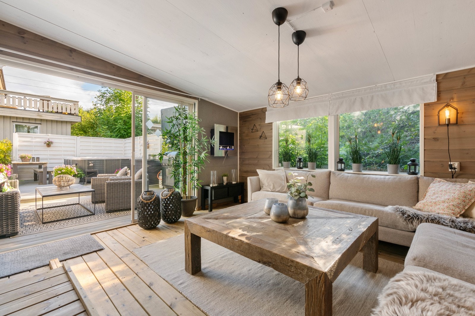 En herlig, og ikke minst skjermet vinterhage er perfekt for sene sommerkvelder Galleribilde