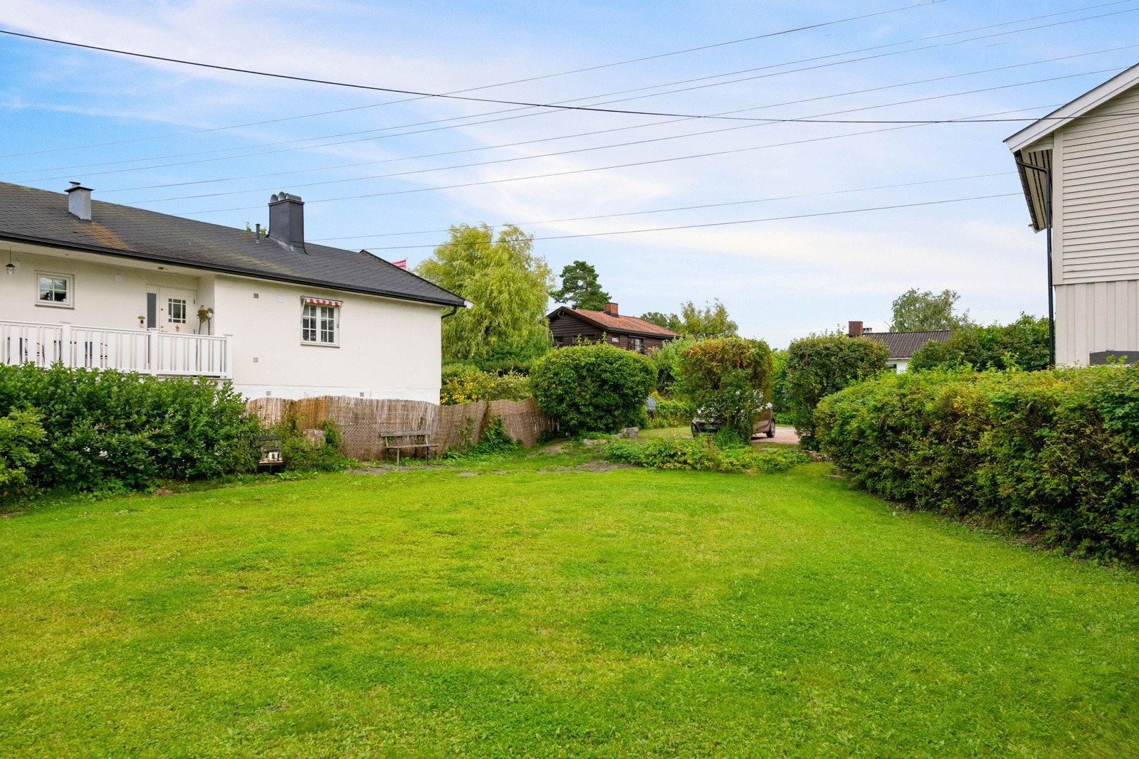 Hagen er pent inngjerdet, og det er flere frukt- og prydbusker Galleribilde