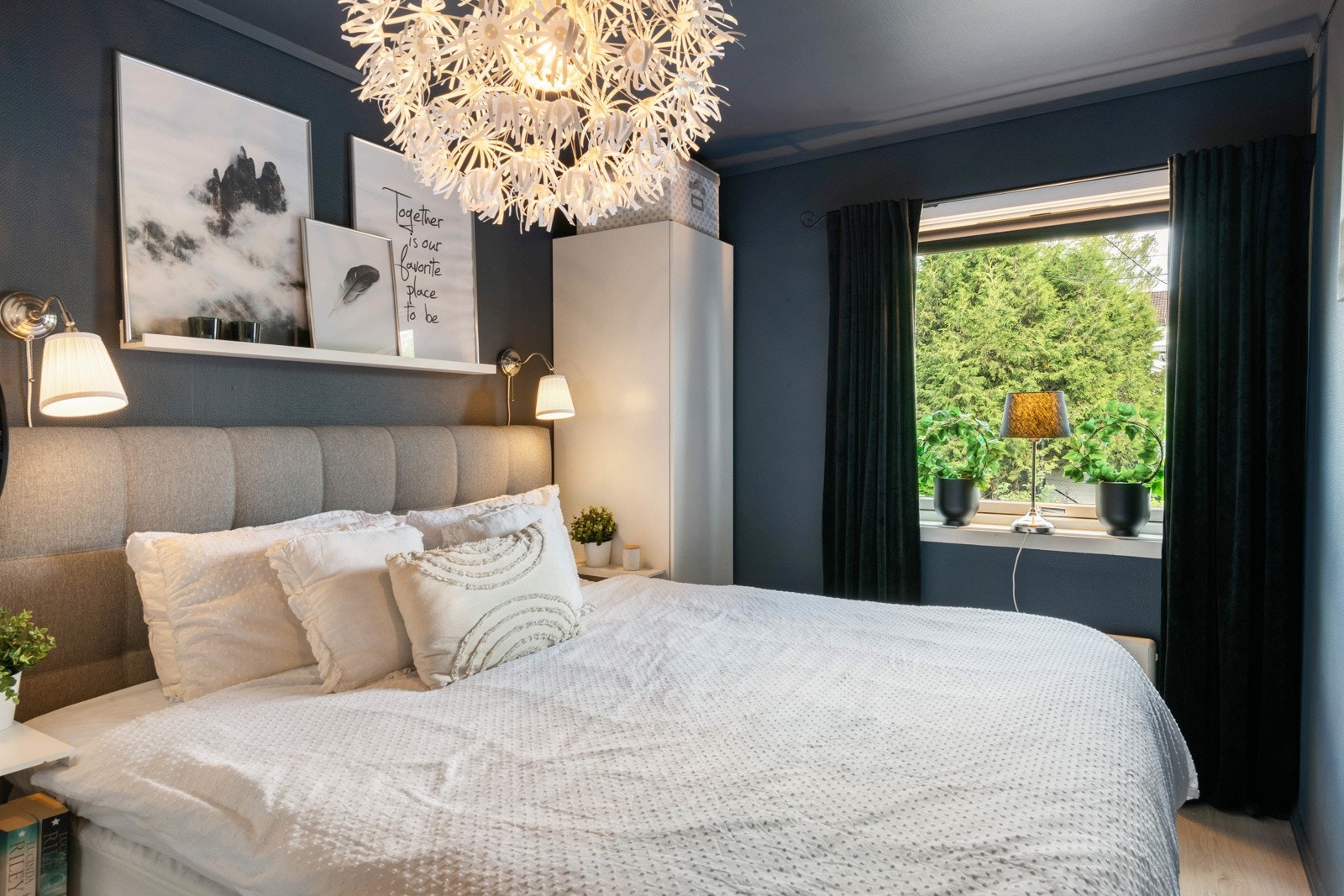 Soverom i 1.etasje har god plass til dobbeltseng og garderobe Galleribilde