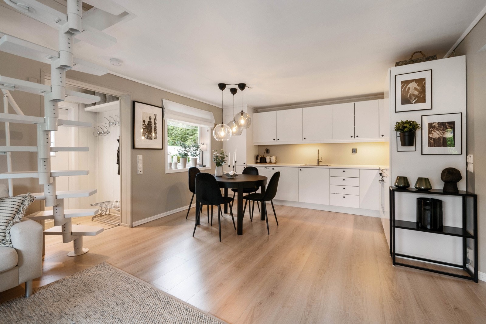 Åpen løsning fra stuen mot kjøkkenet Galleribilde