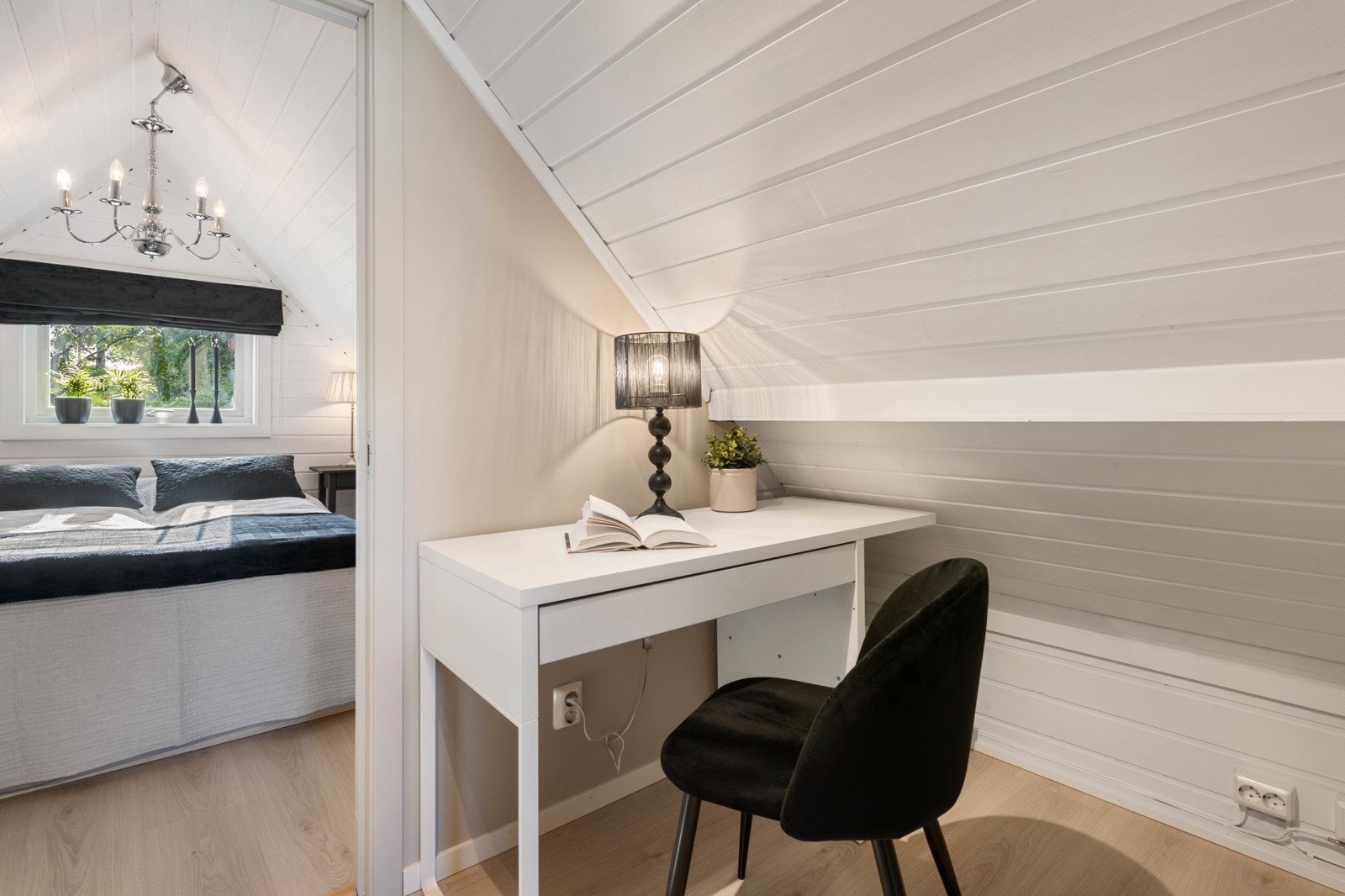 Rommene er smart innredet, og det er plass til seng og kontorpult Galleribilde