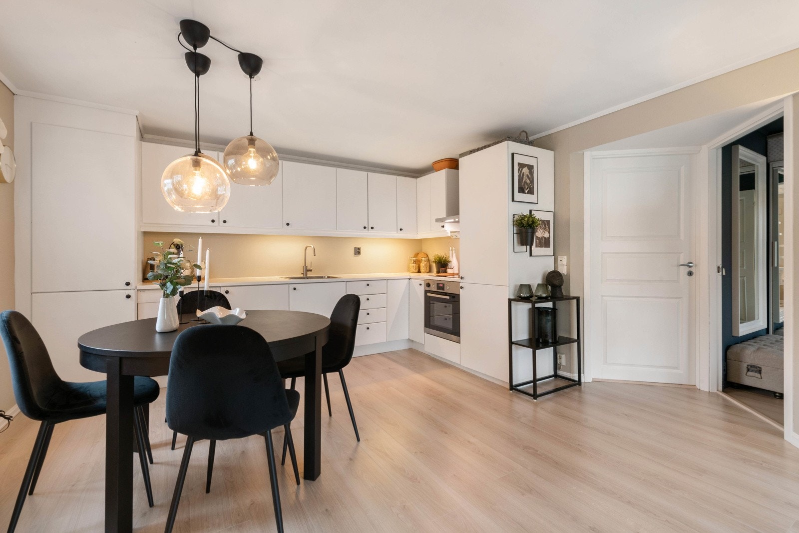 Her er det god plass til stort spisebord med plass til mange gjester rundt bordet Galleribilde