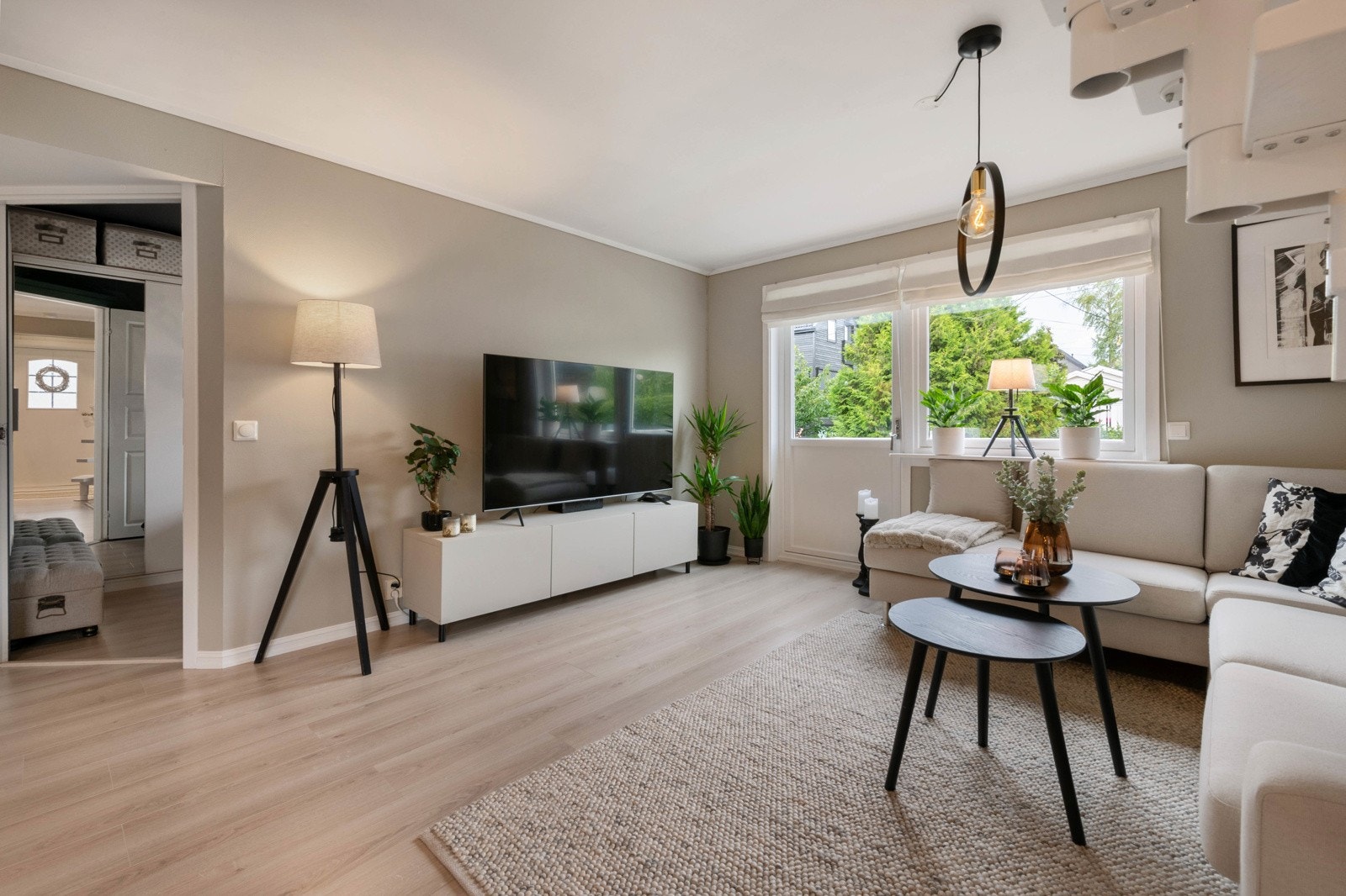 Det er flere og mange vindusflater som slipper rikelig med naturlig lys inn i boligen Galleribilde