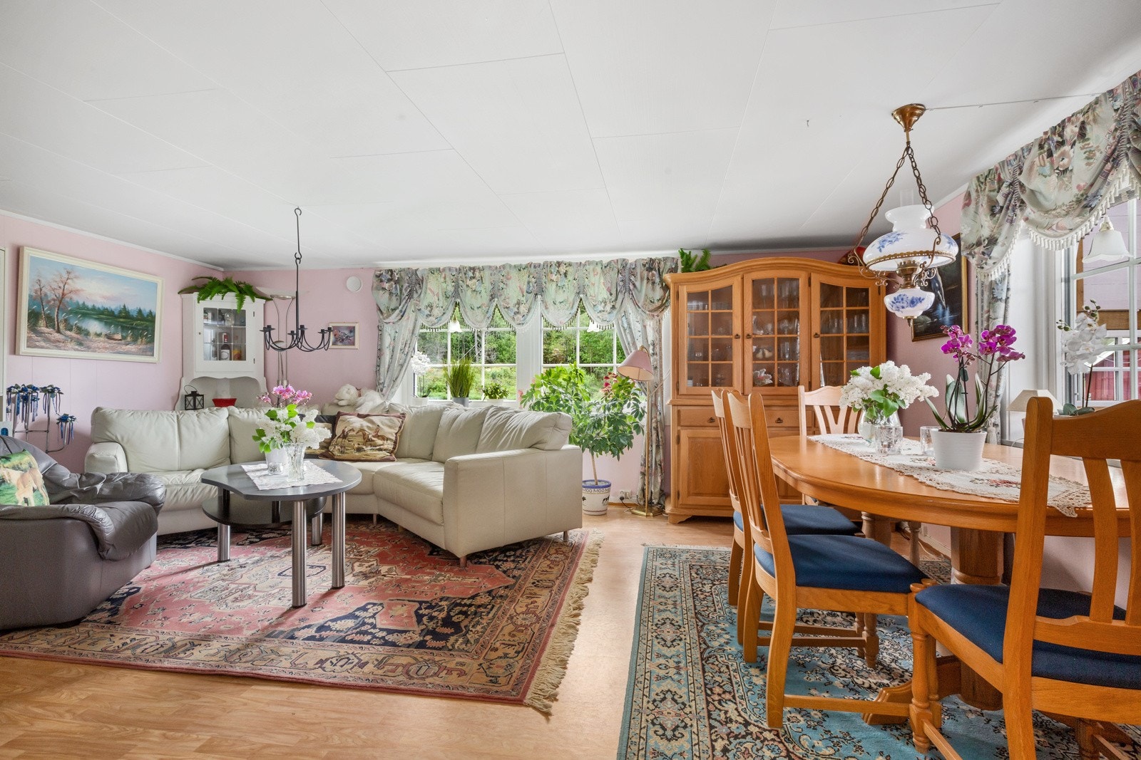 Stue med store vindusflater, som slipper inn naturlig lys Galleribilde