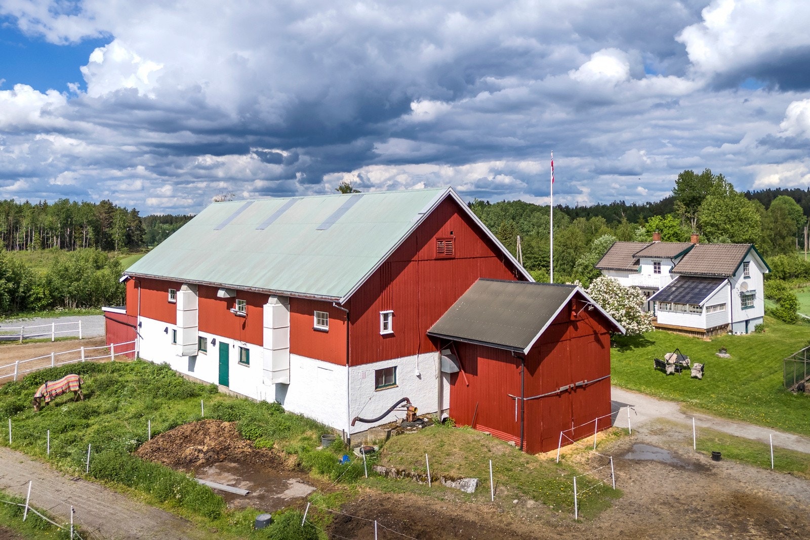 Driftsbygning/låve m/bl.a. stall med 4 store bokser Galleribilde