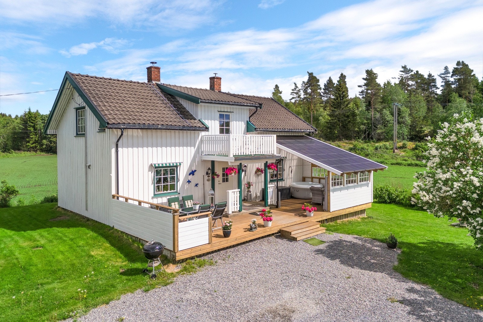 Våningshuset har 2 plan med bl.a. 3 soverom, stue, kjøkken og bad. God lagringsplass Galleribilde