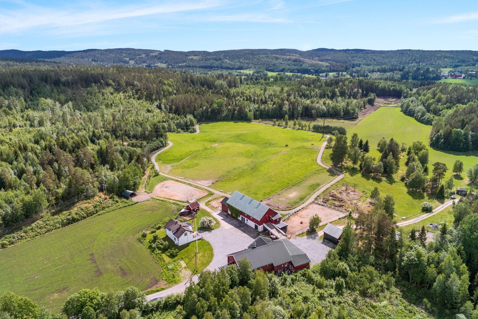 Gården er omkranset av åkrer og små skogholt. Galleribilde
