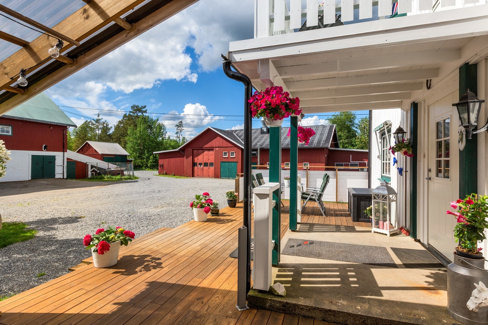 Våningshuset har trivelig adkomst via terrasse med overbygget inngangsparti Galleribilde