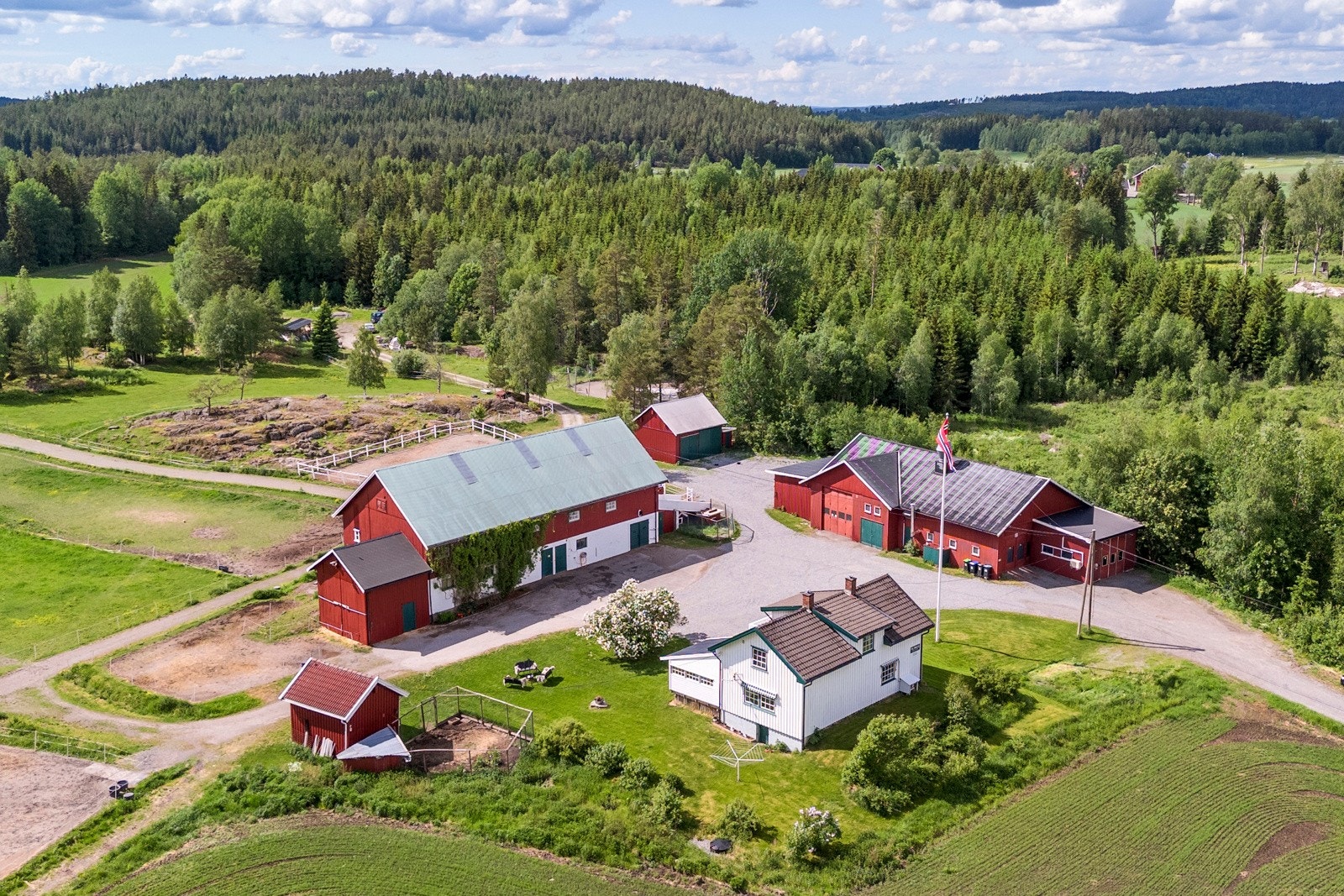 Tegneby & Grønnerød Landbruksmegling har gleden av å presentere landbrukseiendommen "Østbråten", idyllisk beliggende ca 10 kilomter fra Mysen sentrum Galleribilde