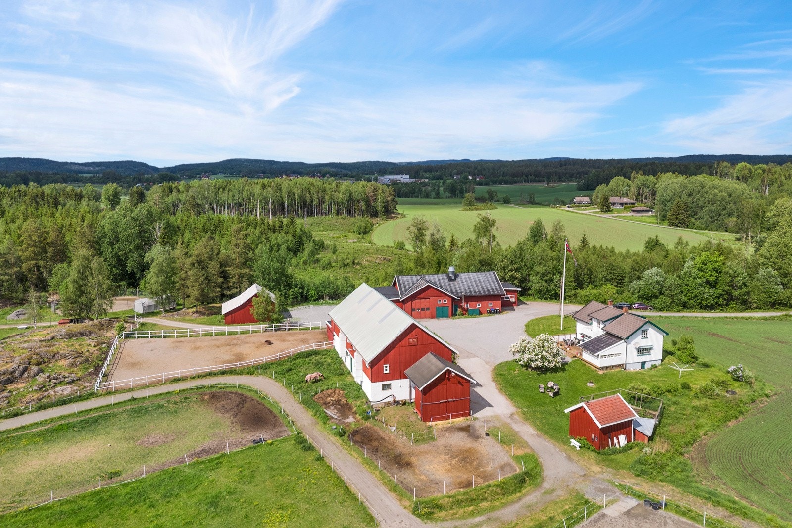 På eiendommen er det oppført våningshus, driftsbygning/låve, verkstedsbygg, redskapshus, stabbur og 2 stk. uthus Galleribilde