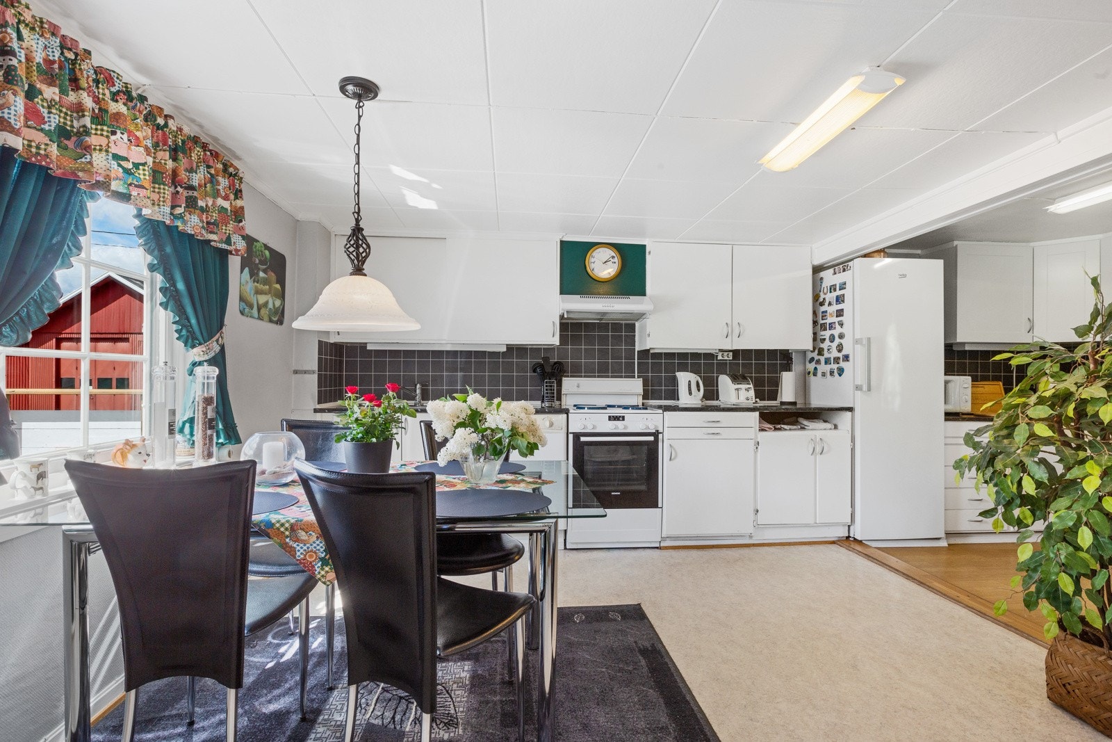 Romslig kjøkken med spiseplass. Galleribilde