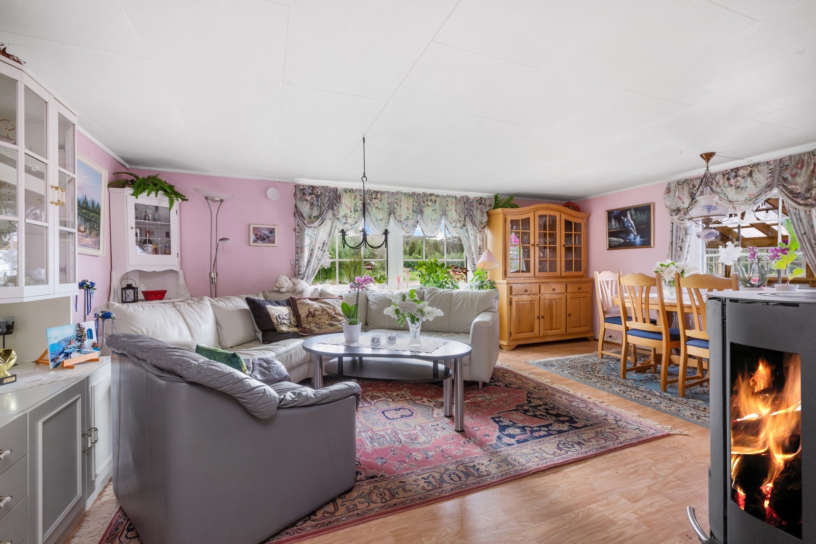 Romslig stue med flere innredningsmuligheter Galleribilde