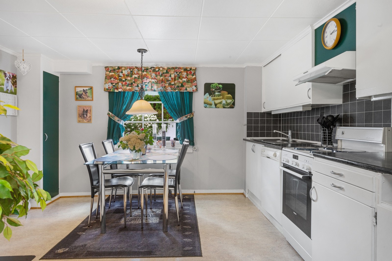 Kjøkkeninnredning med slette lysmalte fronter Galleribilde