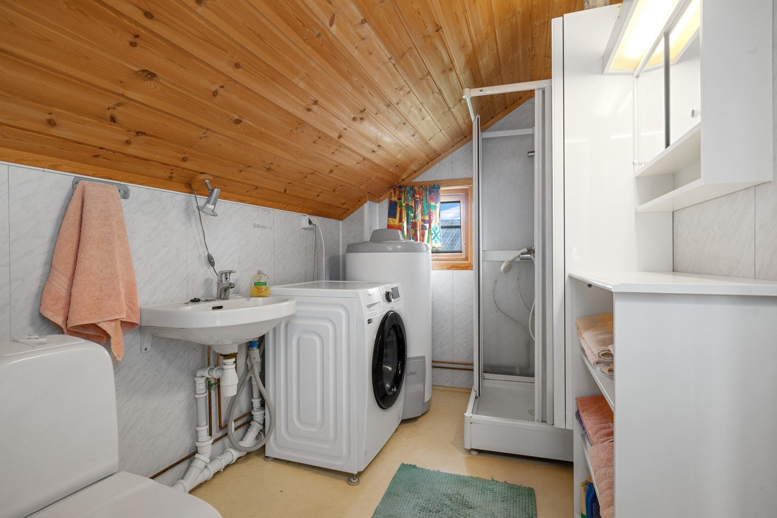 Bad/vaskerom i 2. etg. Rommet er innredet med wc, dusjkabinett, servant og opplegg for vaskemaskin Galleribilde