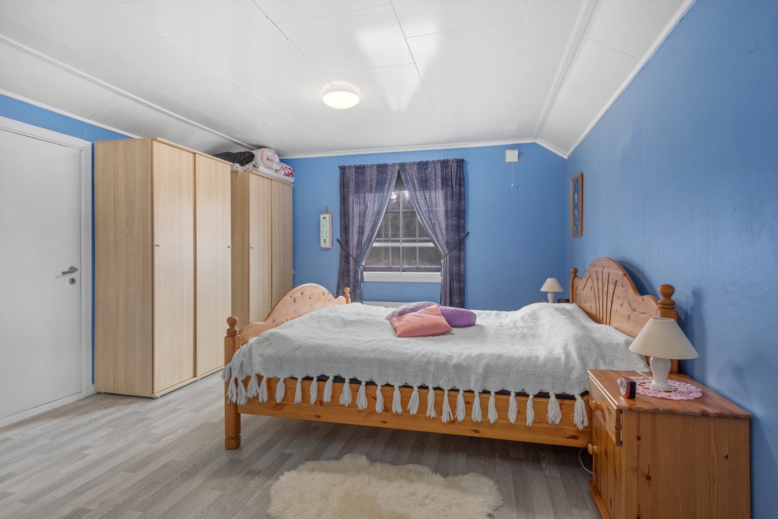 Boligen har tilsammen 3 soverom, alle beliggende i loftetasjen. Galleribilde