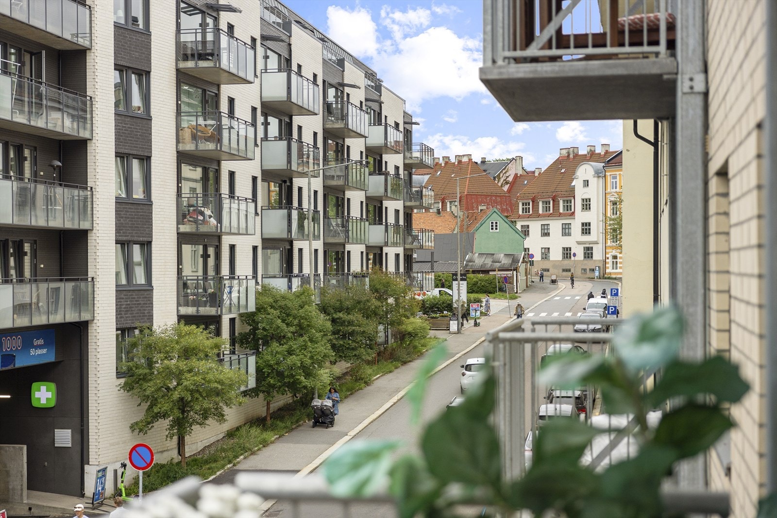 Hyggelig utsikt opp mot Grisen og Torshov torg fra balkongen. Galleribilde