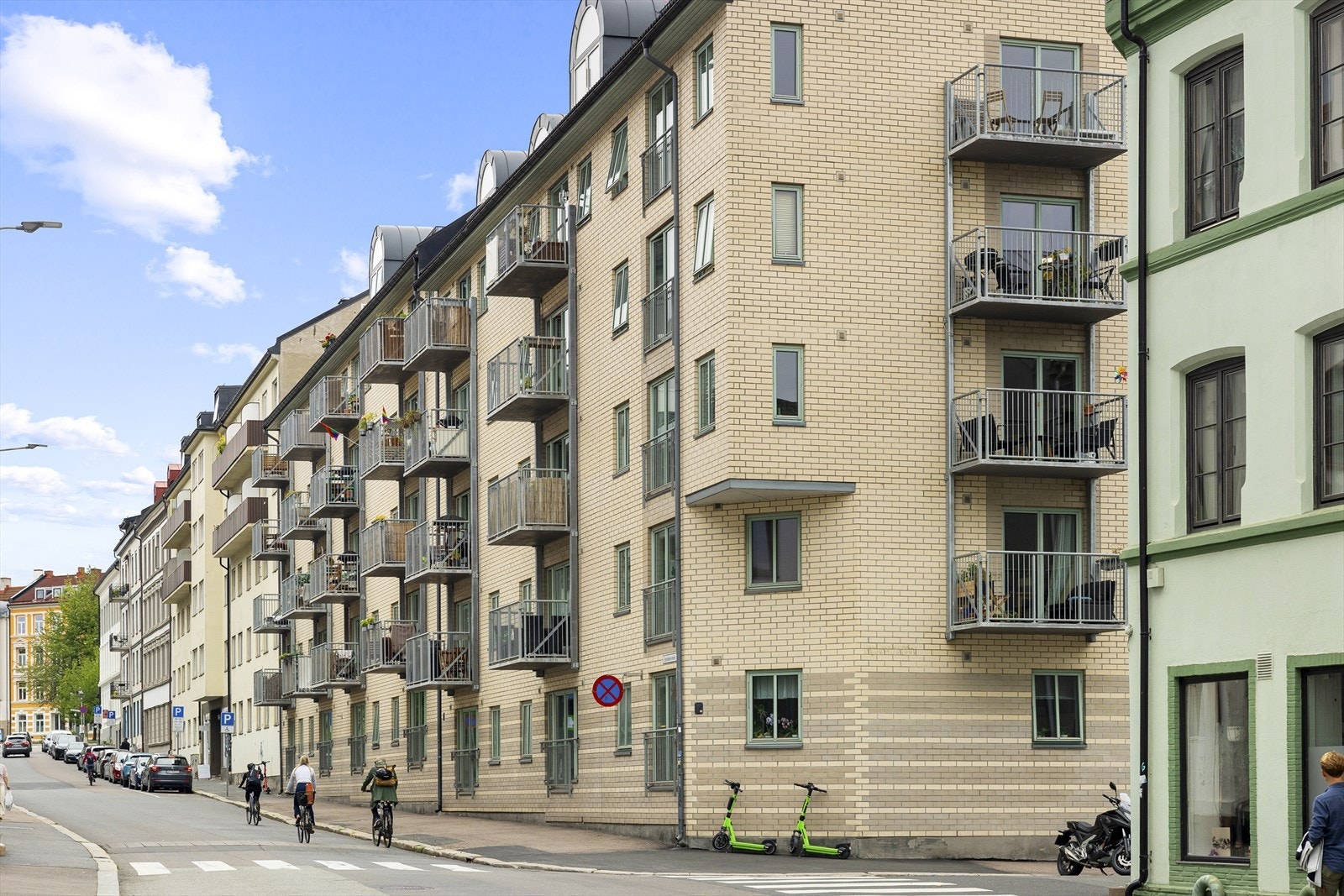 Fasade. Nyere bygg fra 2002 med heis, garasjekjeller m.m. Galleribilde