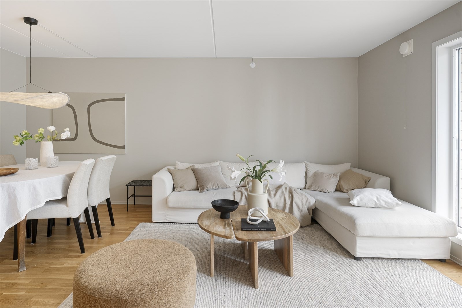 Naturlig plass til stor sofagruppe og TV-møblement. Galleribilde