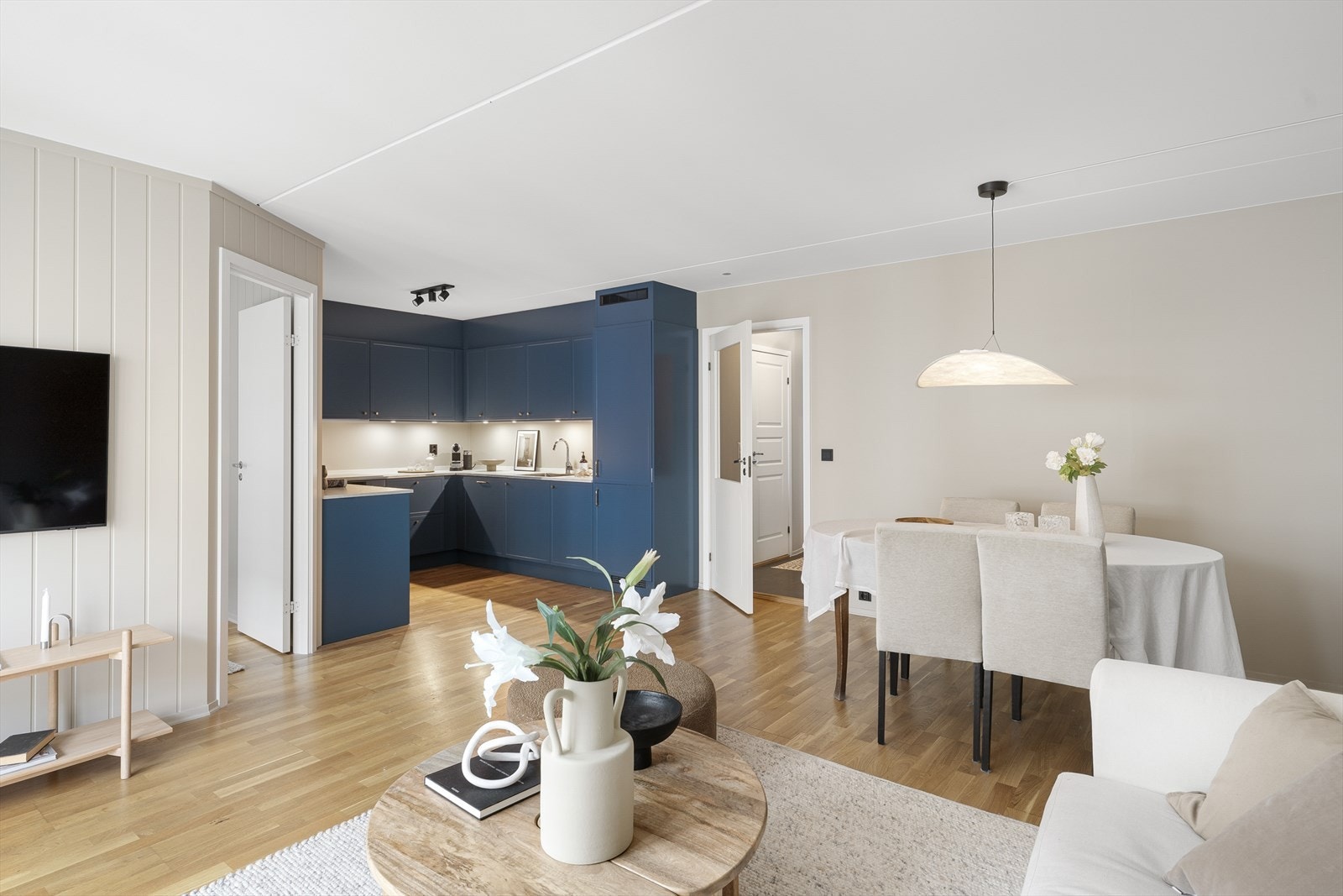 Naturlig plass til stort spisebord i tilknytning kjøkkenet. Galleribilde
