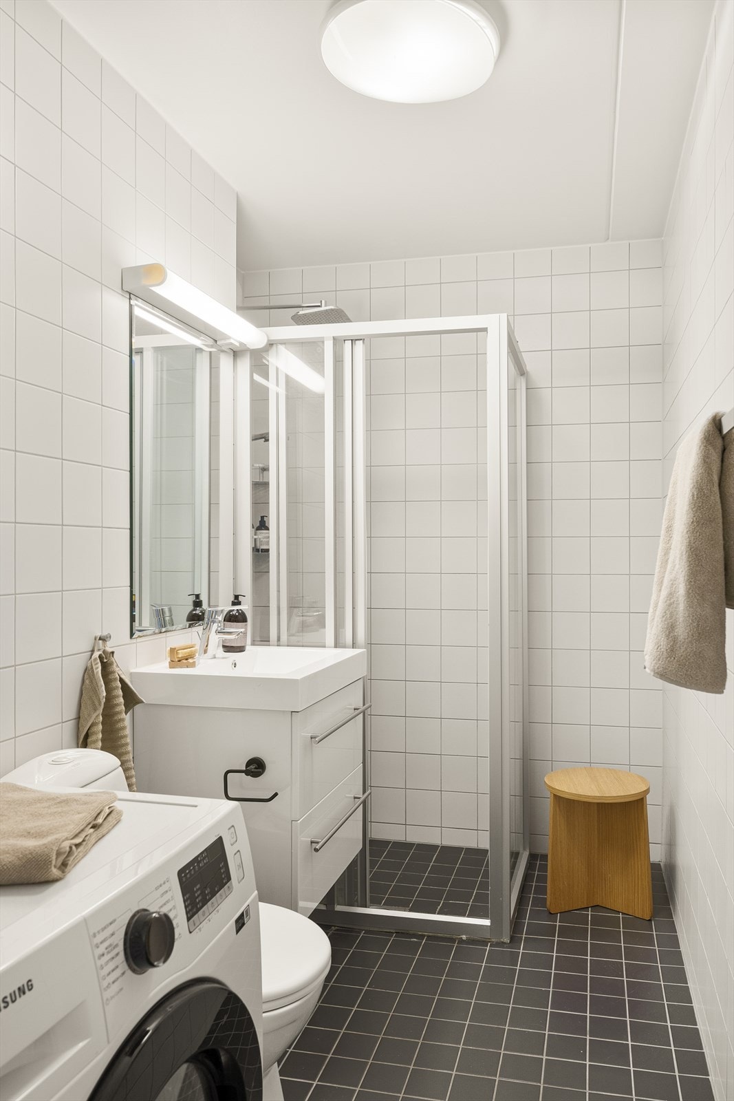 Badet består av servant, toalett og dusj. Plass/opplegg til vaskemaskin. Galleribilde