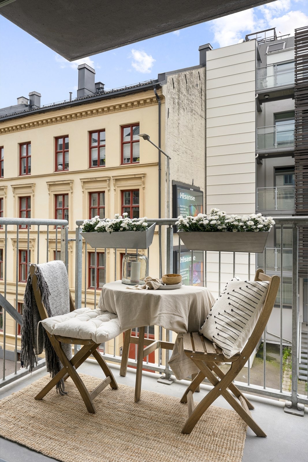 God plass til lite spisebord eller to lenestoler på balkongen. Galleribilde