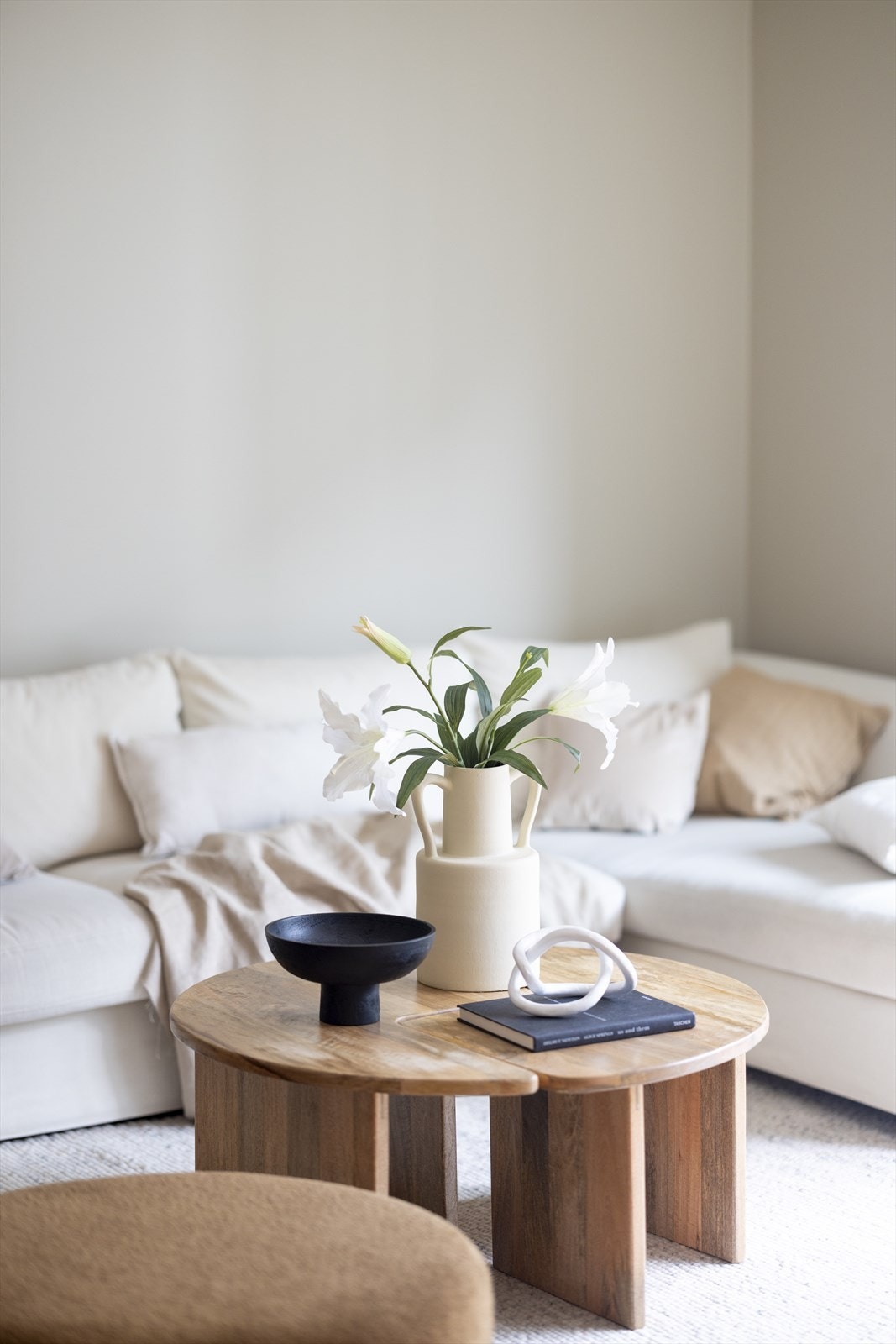 Stuen er stor og praktisk med god plass til både spisebord og sofagruppe. Galleribilde