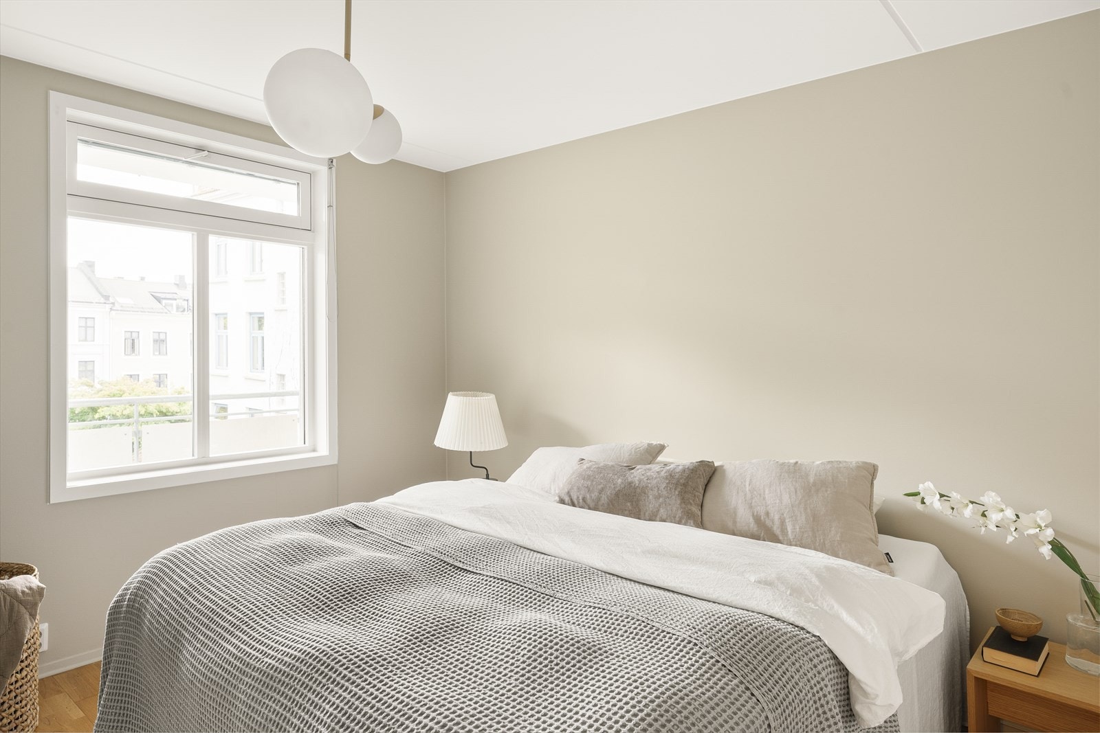 Svært romslig hovedsoverom med skyvedørsgarderobe, nattbord og dobbeltseng. Galleribilde