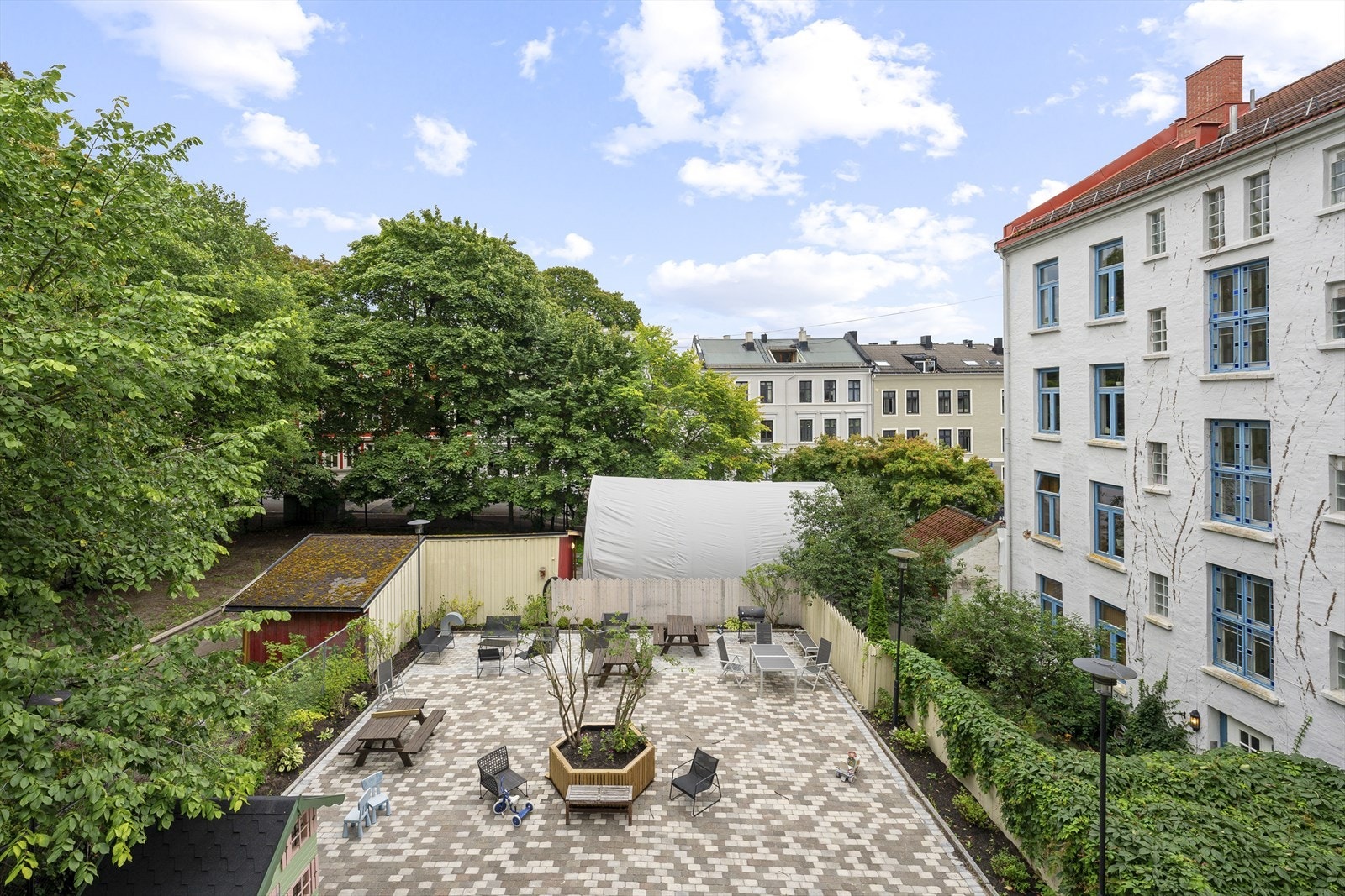 Nyere opparbeidet bakgård. Galleribilde