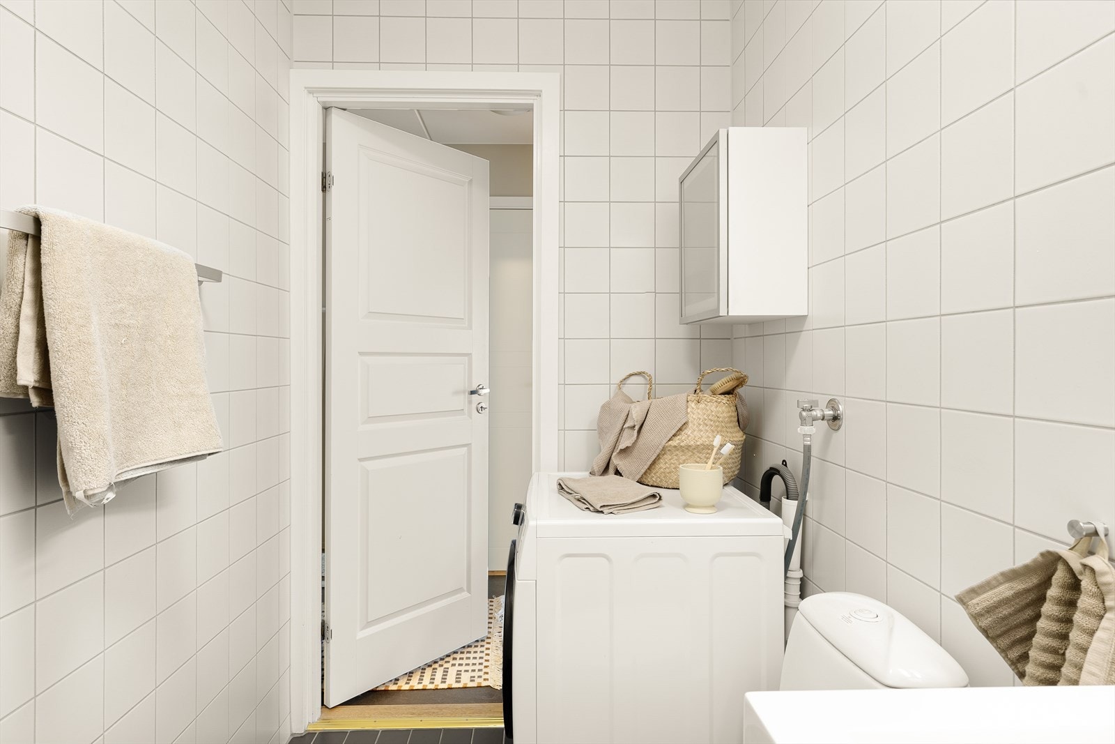 Gulvvarme og downlights i tak. Galleribilde