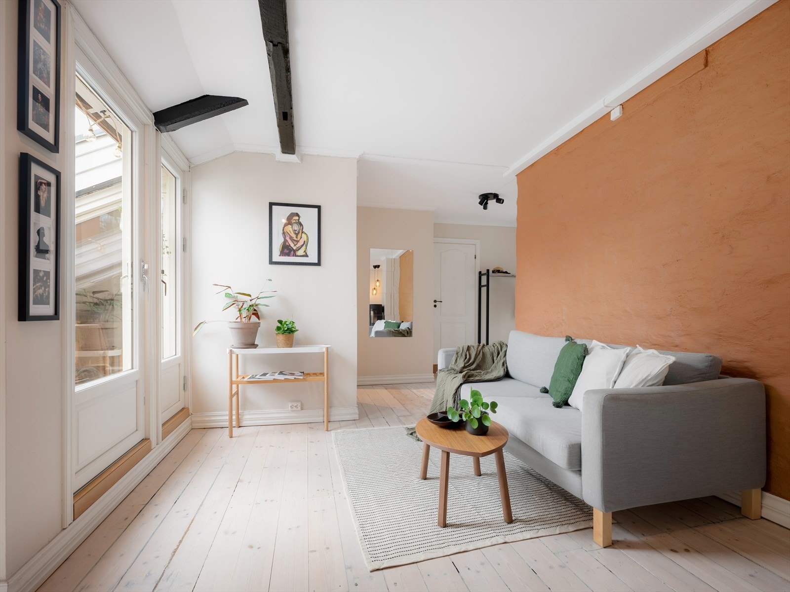 Rikelig med naturlig lys slipper inn året rundt. Det er 2-lags isolerglass vinduer fra 2019 i 4 dører/vinduer mot takterrasse, samt 2 fastmonterte vindu fra samme år. Galleribilde