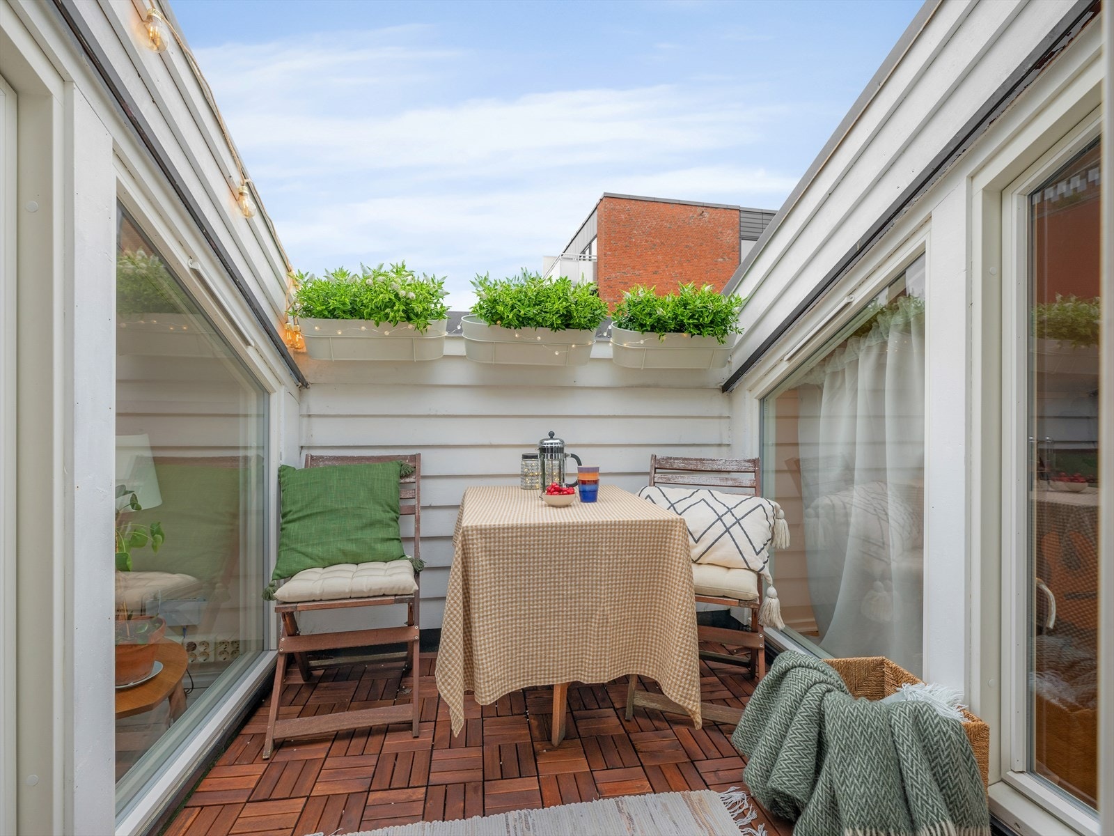 En herlig og usjenert terrasse vendt mot nordøst på ca. 3,8 m2. Takket være leilighetens topp-plassering er det sol fra ca. mai til august her, og selger opplyser at man på deler av terrassen har sol hele dagen (fra ca. 09-20). Galleribilde