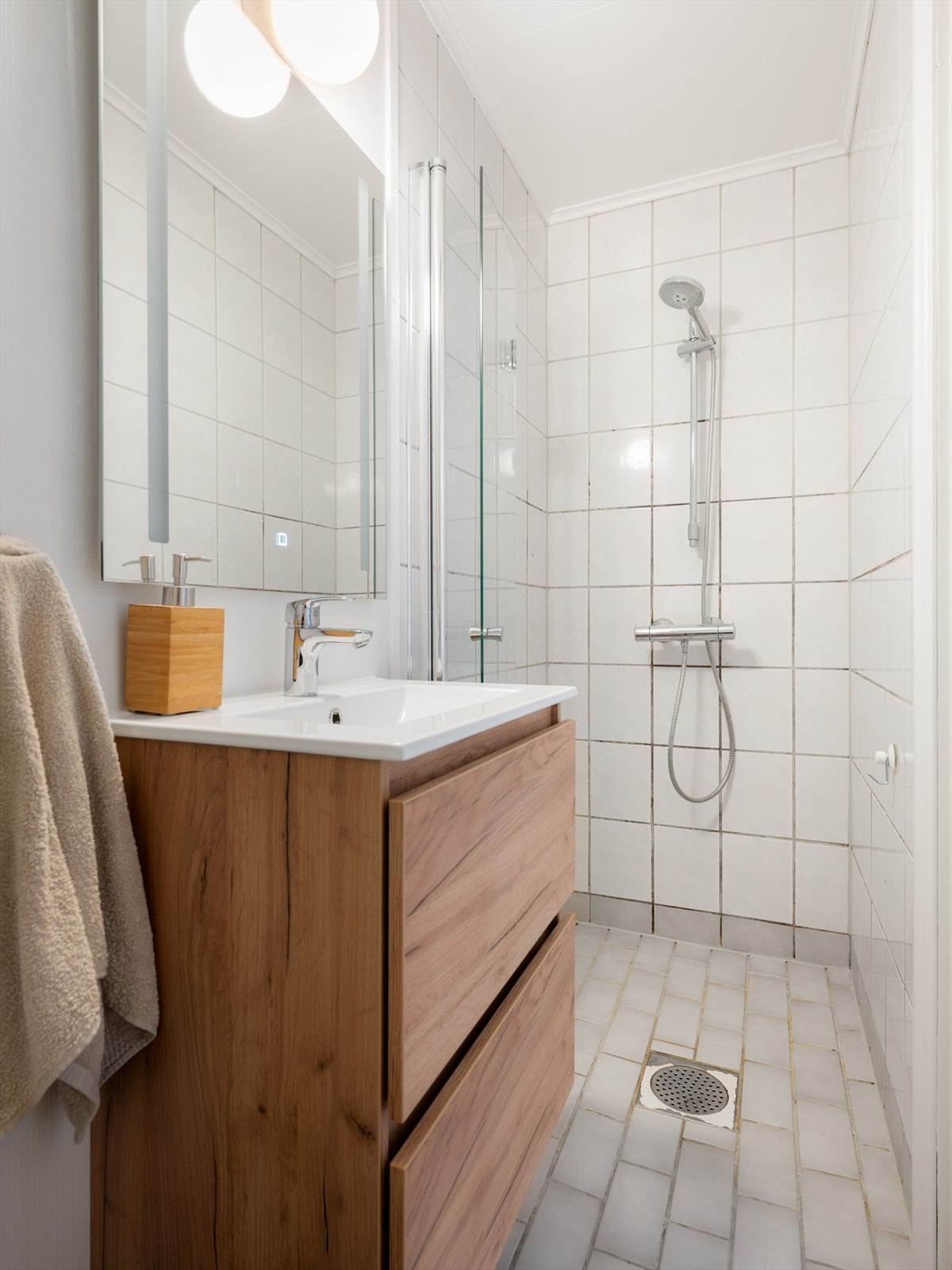 Det er veggmontert, svingbar dusjvegg av herdet glass som foldedør (2019) og termostat dusjbatteri (2022). Galleribilde