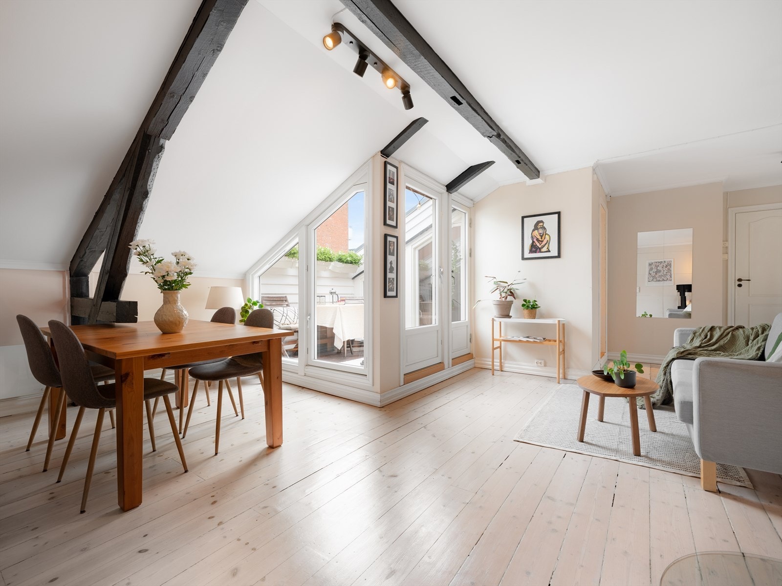 Loftsleiligheten vi nå selger kan by på mye sjarm og sjel. Beliggenheten på toppen oppleves både skjermet og privat selv med sin sentrale beliggenhet. Galleribilde