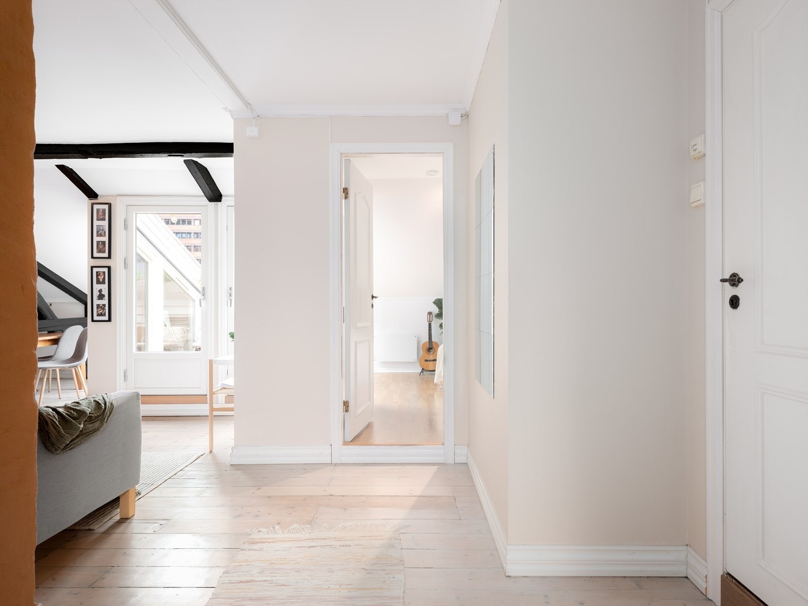 Det er godt med veggplass for flere oppbevaringsmøbler langs sideveggene. Galleribilde