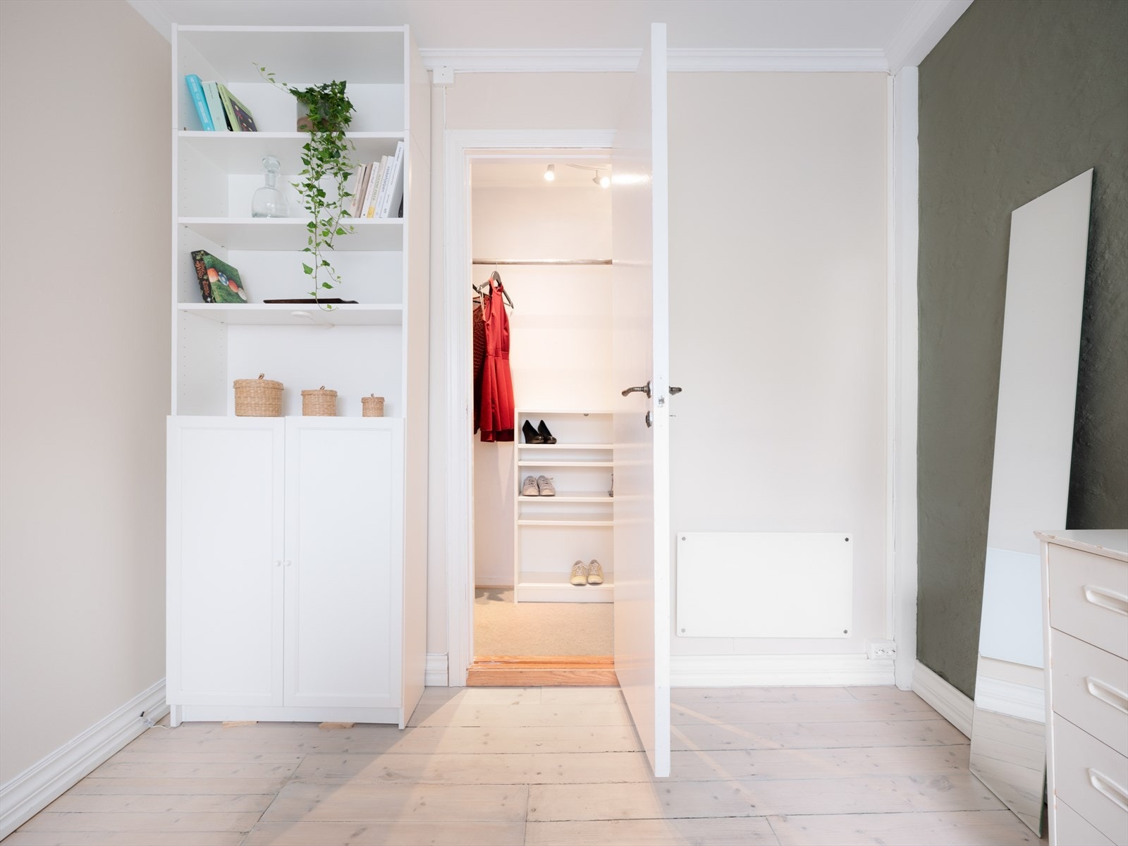 Den innvendige boden med inngang fra soverommet fungerer som et walk-in-closet og rommer godt med klesoppbevaring. Galleribilde