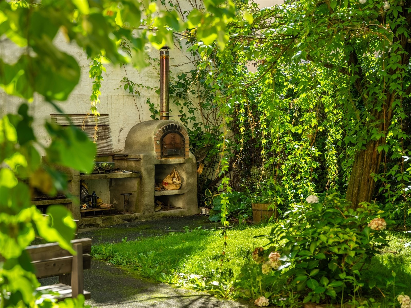 Bakgården blir mye brukt og det er vanlig å invitere med naboene når man er ute og griller eller steker pizza. Galleribilde