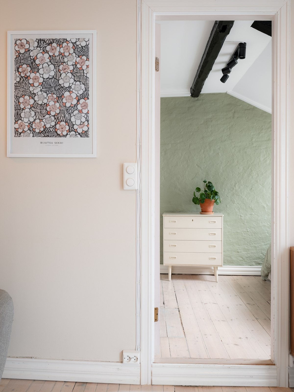 Leilighetens to soverom ligger på hver sin ende av stuen. Galleribilde
