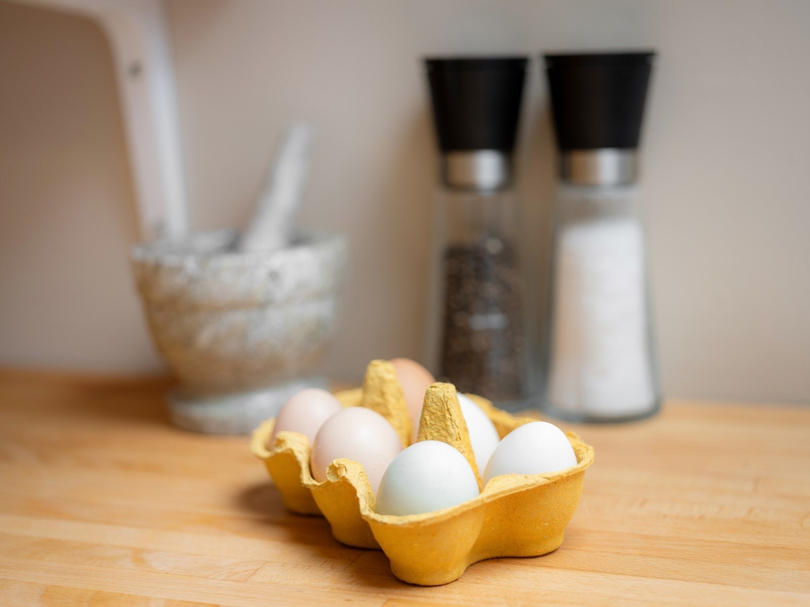 De fantasiske hønene i bakgården kalt "Tøyentuppene" byr på ferske egg for beboerne hver fredag. For en luksus å ha midt i byen! Galleribilde