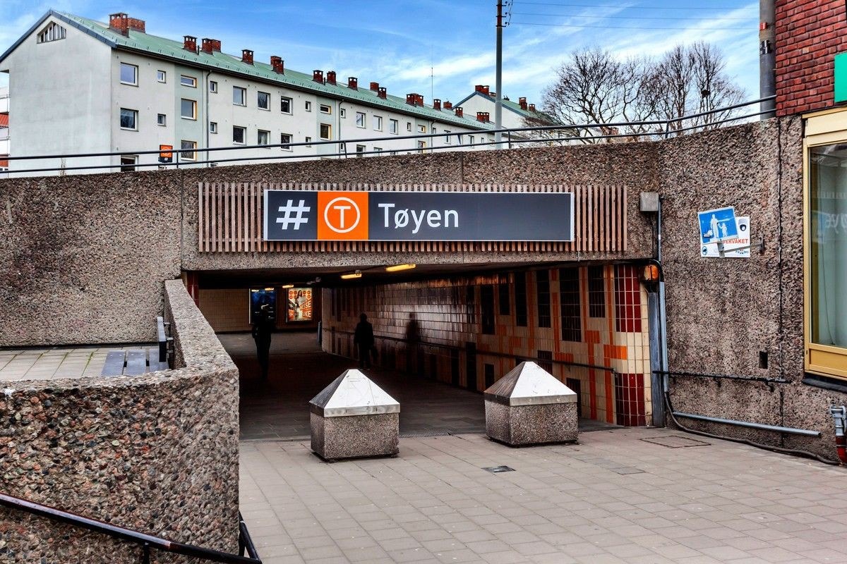 Tøyen T-bane med alle linjer ligger også her. Galleribilde