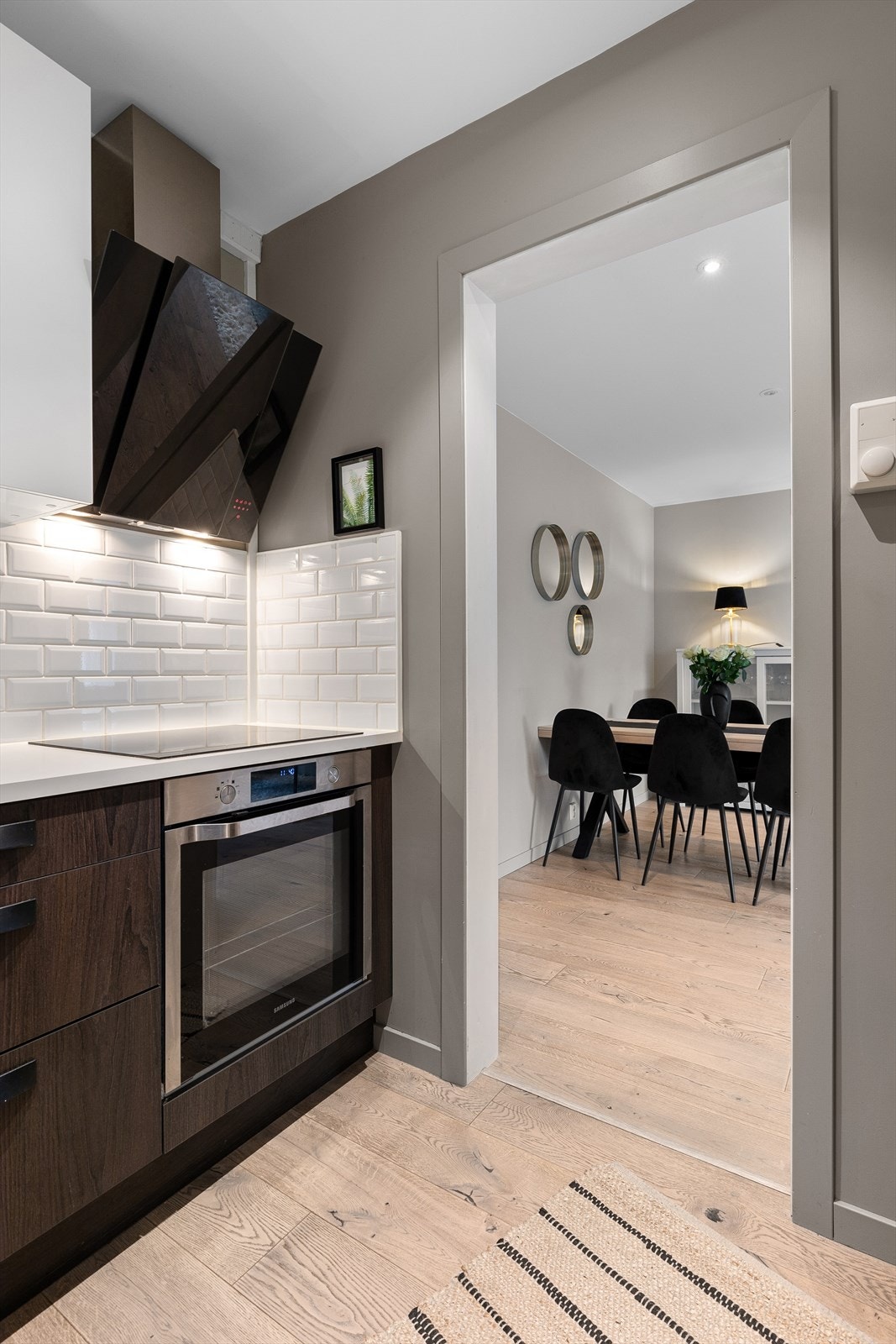 Integrert oppvaskmaskin og mikrobølgeovn, samt integrert induksjonstopp og stekeovn. Avsatt plass til frittstående kjøle-/fryseskap. Galleribilde