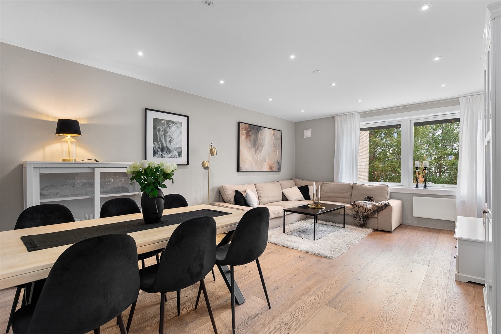 Romslig stue i pene nøytrale farger. Galleribilde