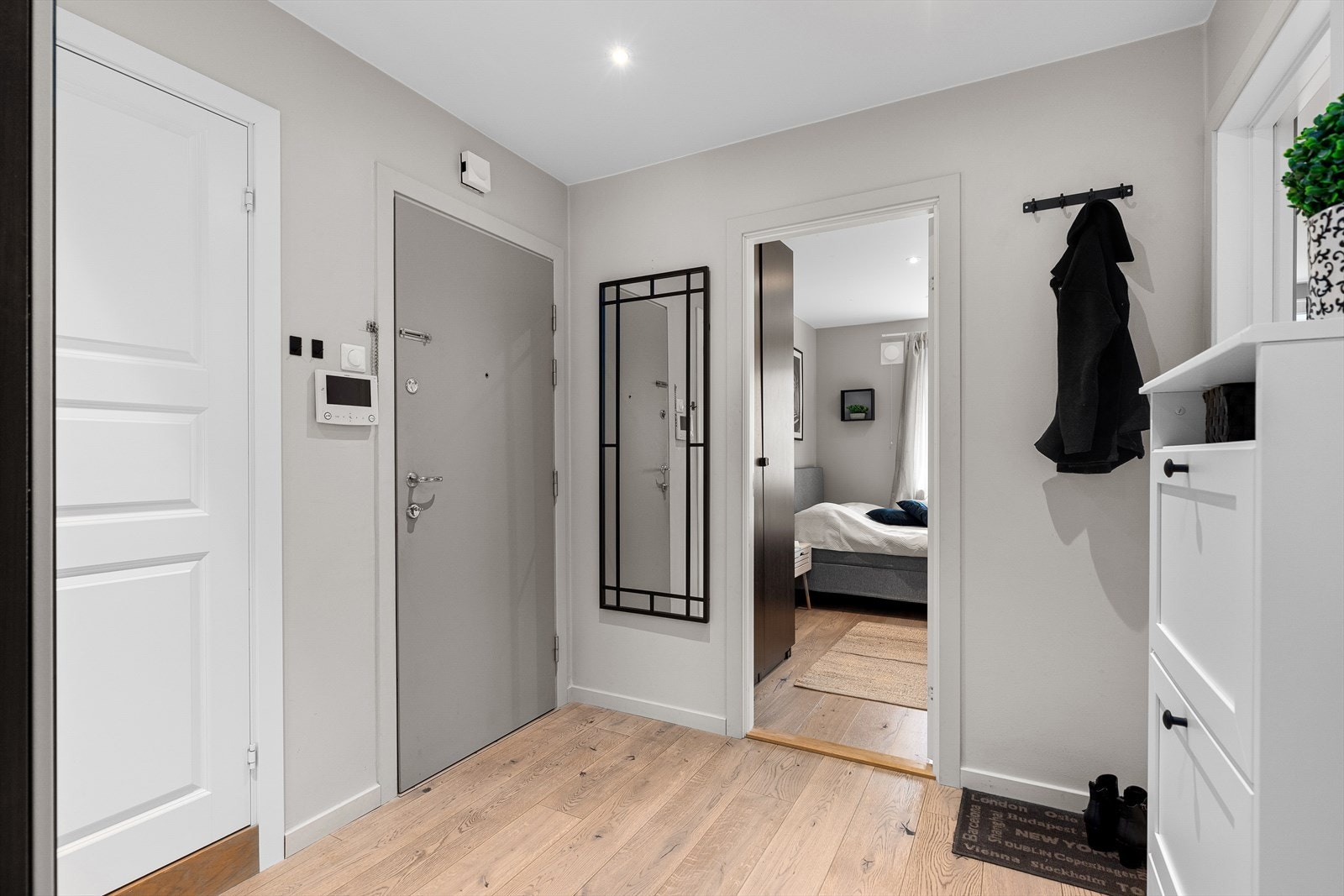 Åpen og romslig entré. med oppbevaringsplass til både sko og klær. Galleribilde